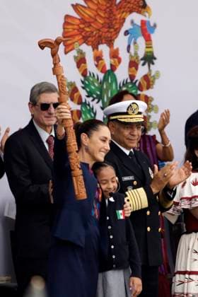 Mexico s President Claudia Sheinbaum Pardo lifts the baton of command during the ceremony for 700th Anniversary of the Tenochtitlan Foundation at main square Zocalo. on July 26, 2025, in Mexico City, Mexico. Mexico City Mexico - ZUMAe321 20250726_zia_e321_012 Copyright: xLuisxBarronx