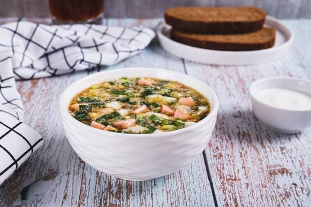 Traditionelle kalte Gemüsesuppe mit Kwas in einer Schale auf dem Tisch Traditionelle kalte Gemüsesuppe mit Kwas in einer Schale auf dem Tisch (License=RF) Copyright: xZoonar.com ElenaxRuix 23775814