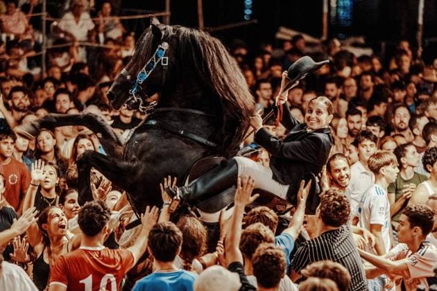 July 26, 2025, Fornells, Balearic Islands, Spain: A caixer (horse rider) rears up on his horse surrounded by a cheering crowd during the traditional Jaleo at the Sant Antoni Festival in Fornells Fornells Spain - ZUMAo105 20250726_fap_o105_003 Copyright: xMatthiasxOesterlex