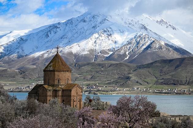 Akdamar Island in Turkiye s Van VAN, TURKIYE - APRIL 17: An aerial view of Akdamar Island on Lake Van, Turkiye on April 17, 2025, as preparations continue for the upcoming 3rd Almond Blossom Festival. The island experiences a surge in visitors each spring with the blooming of almond trees. Known for its year-round beauty, Akdamar now offers a breathtaking view with blossoming almond trees, the deep blue of Lake Van, and its lush green landscape. Van Turkey. Editorial use only. Please get in touch for any other usage.  Copyright: x2025xAnadoluxÖzkanxBilginx