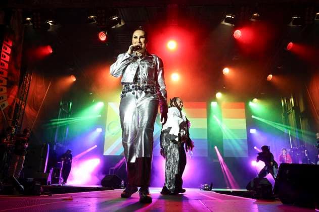Bilder des Jahres 2025, Entertainment 07 Juli Senna Gammour und Bahar Kizil von Monrose bei der Abschlusskundgebung der 47. Christopher Street Day Parade 2025 unter dem Motto Nie wieder still am Brandenburger Tor. Berlin, 26.07.2025 *** Senna Gammour and Bahar Kizil from Monrose at the closing rally of the 47 Christopher Street Day Parade 2025 under the motto Never be silent again at the Brandenburg Gate Berlin, 26 07 2025 Foto:xB.xDummerx xFuturexImagex csd2025_5725