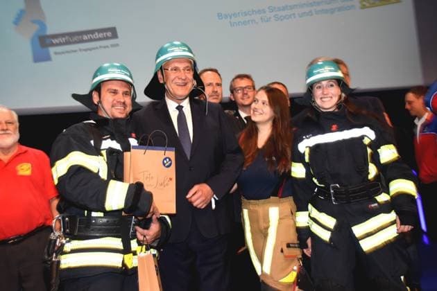 Joachim Herrmann Innenminister mit Preistraeger Kategorie- Feuer und Flamme -Freiwillige Feuerwehr Oberhausen -Augsburg Muenchen 26.07.2025 Auditorium der BMW Welt,Bayerns Innenminister Joachim Herrmann verleiht den Bayerischen Engagiert-Preis 2025 fuer außergewoehnliche Leistungen von Ehrenamtlichen: Muenchen