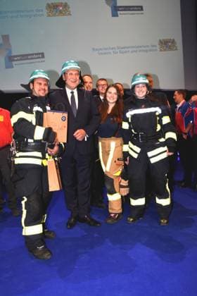 Joachim Herrmann Innenminister mit Preistraeger Kategorie- Feuer und Flamme -Freiwillige Feuerwehr Oberhausen -Augsburg Muenchen 26.07.2025 Auditorium der BMW Welt,Bayerns Innenminister Joachim Herrmann verleiht den Bayerischen Engagiert-Preis 2025 fuer außergewoehnliche Leistungen von Ehrenamtlichen: Muenchen
