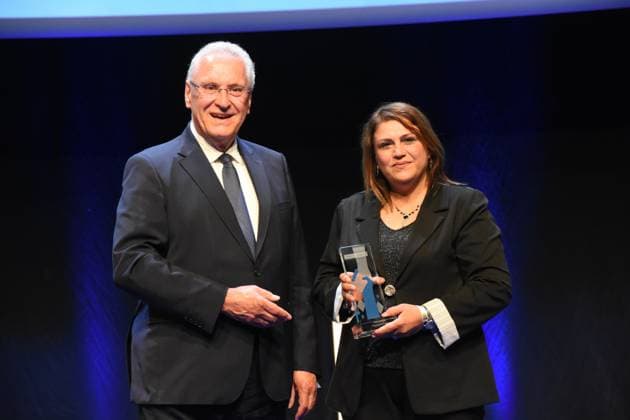 Joachim Herrmann Innenminister Laudator mit Preistraegerin Sonderpreis des Innenministers Mufida Khalil Interreligioeses Frauen Fruehstueck unter dem Dach Der Bruecke -Koeprue Nuernberg Muenchen 26.07.2025 Auditorium der BMW Welt,Bayerns Innenminister Joachim Herrmann verleiht den Bayerischen Engagiert-Preis 2025 fuer außergewoehnliche Leistungen von Ehrenamtlichen: Muenchen