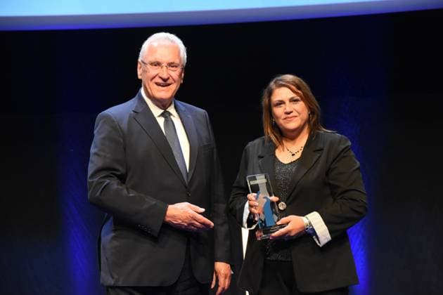 Joachim Herrmann Innenminister Laudator mit Preistraegerin Sonderpreis des Innenministers Mufida Khalil Interreligioeses Frauen Fruehstueck unter dem Dach Der Bruecke -Koeprue Nuernberg Muenchen 26.07.2025 Auditorium der BMW Welt,Bayerns Innenminister Joachim Herrmann verleiht den Bayerischen Engagiert-Preis 2025 fuer außergewoehnliche Leistungen von Ehrenamtlichen: Muenchen