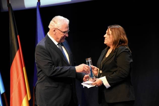 Joachim Herrmann Innenminister Laudator mit Preistraegerin Sonderpreis des Innenministers Mufida Khalil Interreligioeses Frauen Fruehstueck unter dem Dach Der Bruecke -Koeprue Nuernberg Muenchen 26.07.2025 Auditorium der BMW Welt,Bayerns Innenminister Joachim Herrmann verleiht den Bayerischen Engagiert-Preis 2025 fuer außergewoehnliche Leistungen von Ehrenamtlichen: Muenchen