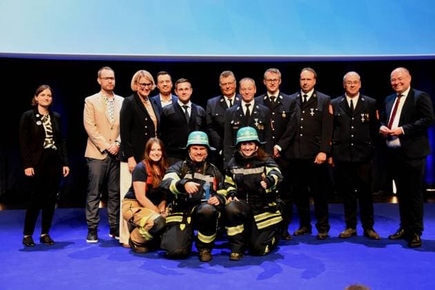 Sina Setale Feuerwehr-Influencerin Laudatorin-mit Oberbuergermeisterin Eva Weber Augsburg. -Preistraeger Kategorie Feuer und Flamme Freiwillige Feuerwehr Oberhausen -Augsburg Muenchen 26.07.2025 Auditorium der BMW Welt,Bayerns Innenminister Joachim Herrmann verleiht den Bayerischen Engagiert-Preis 2025 fuer außergewoehnliche Leistungen von Ehrenamtlichen: Muenchen