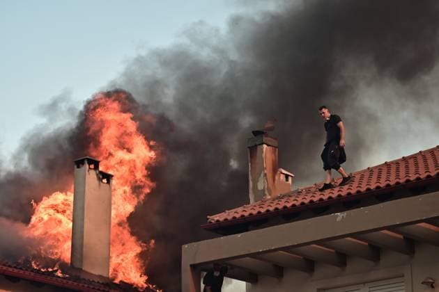 Wildfire spreads in Greece s Attica region - Wildfire burns through northern suburb of Athens, Kryoneri, which is 12.5 miles (20km) north-east of Athens, Greece, on July 26 2025. Residents told to evacuate.. On site, 145 firefighters and 44 fire engines, 10 firefighting planes and seven helicopters were attempting to put out the fire, the origin of which is unknown. Four ambulances were treating at least five residents, most of them elderly with respiratory problems. IMAGO ONE INCH PRODUCTION ATHENS GREECE Copyright: xOnexInchxProductionsx 6617558