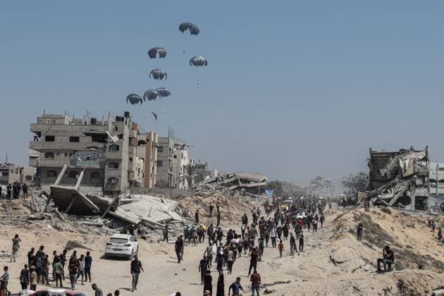 Bilder des Jahres 2025, News 07 Juli Humanitarian aid dropped over northern Gaza GAZA CITY, GAZA - JULY 27: An aircraft from the United Arab Emirates drops humanitarian aid balloons over the al-Sudaniyya area of Gaza City, Gaza on July 27, 2025 following Israeli army s announcement of a ‘tactical suspension’ of military operations in 3 parts of Gaza Strip. Suspension began at 0700GMT and applies to 3 key areas, including Al-Mawasi, Deir al-Balah, and Gaza City, according to Israeli army spokesman. Aid packages were collected by Palestinians struggling to access food. Khames Alrefi Anadolu Gaza City Gaza. Editorial use only. Please get in touch for any other usage.  Copyright: x2025xAnadoluxKhamesxAlrefix