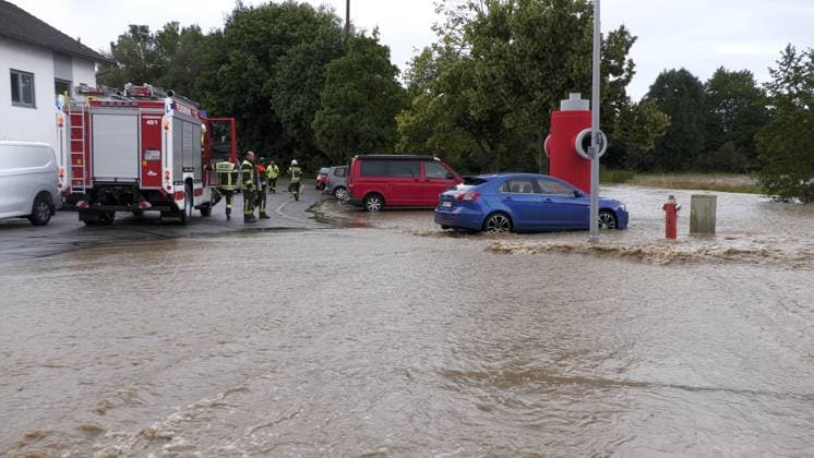 Land unter in Niederbayern. Heftige Gewitter, Unwetter samt Starkregen zogen am Sonntagnachmittag über den Landkreis Mühldorf am Inn hinweg. Besonders heftig war die Ortschaft Hörbering betroffen. In kurzer Zeit fielen hier 70 Liter auf dem Quadratmeter. Zu viel für die Kanalisation und dem Ortsbach. Sturzbäche überfluteten den Dorfkern samt Feuerwehrgerätehaus. Die Kameraden waren selbst betroffen. Das Wasser drückte ins Gerätehaus, welches wieder trocken gelegt werden musste. Die Kameraden konnten vorerst nur zusehen. Das Wasser muss erst sinken, bevor Straßen gereinigt werden können. Diese standen bis zu 70 cm unter Wasser. Auch die Fahrzeuge der Kameraden standen im Hochwasser. Einsatzleiter Matthias Niederschweiderer: ãIm Ort ist Land