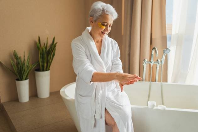 Reife erwachsene alte Frau Anwendung feuchtigkeitsspendende Körperlotion auf die Hände. Senior Dame reiben nährende Anti-Age-Creme tun Morgen tägliche Hautpflege-Routine im Bad. Beauty-Behandlung Spa Körper Hautpflege. Reife erwachsene alte Frau Anwendung feuchtigkeitsspendende Körperlotion auf die Hände. Senior Dame reiben nährende Anti-Age-Creme tun Morgen tägliche Hautpflege-Routine im Bad. Beauty-Behandlung Spa Körper Hautpflege. (License=RF) ,model released, Symbolfoto Copyright: xZoonar.com IuliiaxZavalishinax 23779932 ,model released, Symbolfoto ,property released