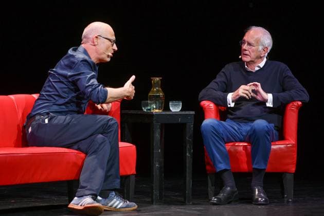 Lesung Termin mit Schmidt , zwischen Harald Schmidt und Joachim Meyerhoff, im Stadttheater Gmunden, im Rahmen der Salzkammergut Festwochen Gmunden, am 27.07.2025. Das Bild zeigt den Schriftsteller und Schauspieler Joachim Meyerhoff im Gespräch mit dem Entertainer Harald Schmidt, auf der Bühne des Stadttheaters Gmunden. 2025 - Lesung Termin mit Schmidt , zwischen Harald Schmidt und Joachim Meyerhoff, im Stadttheater Gmunden, im Rahmen der Salzkammergut Festwochen Gmunden, am 27.07.2025. *** Reading appointment with Schmidt , between Harald Schmidt and Joachim Meyerhoff, at the Stadttheater Gmunden, as part of the Salzkammergut Festwochen Gmunden, on 27 07 2025 The picture shows the writer and actor Joachim Meyerhoff in conversation with