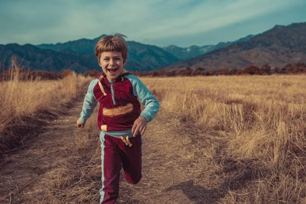 Creative Highlights Symbolbilder Kind läuft auf Herbstfeld auf Berge Hintergrund Child running on autumn field on mountains background (License=RF) ,model released, Symbolfoto Copyright: xZoonar.com StanislavxPerovx 23792614 ,model released, Symbolfoto ,property released