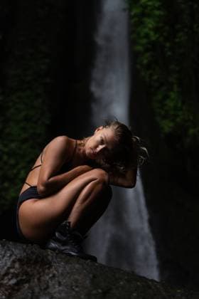 Creative Highlights Symbolbilder Creative Highlight Symbolbilder Woman sitting on moss-covered rock, tropical jungle near waterfall Ubud, Bali, Indonesia CR_YUKI250723-1791512-01 ,model released, Symbolfoto