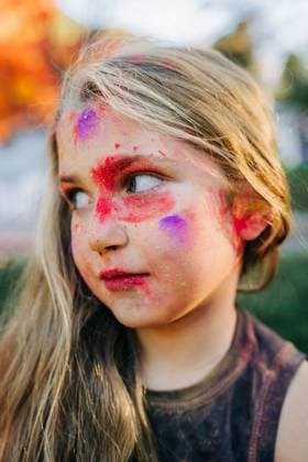 Creative Highlight Symbolbilder Girl celebrating Holi festival with colorful powder on face North Andover, Massachusetts, United States CR_FKNH250723-1791812-01 ,model released, Symbolfoto