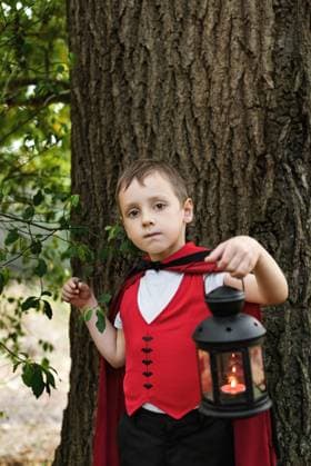 Creative Highlights Symbolbilder Child boy dressed as a vampire holding lantern near tree. Corby, England, United Kingdom R_JNDO250724B-1793651-01 ,model released, Symbolfoto