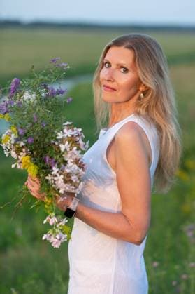 Creative Highlight Symbolbilder Woman holding a bouquet of wildflowers in a green field Belarus, Mogilev Region, Belarus R_SQYT250724-1795429-01 ,model released, Symbolfoto