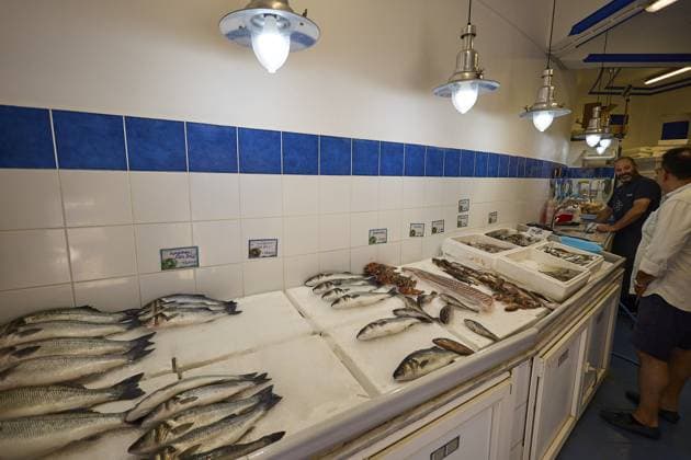 IMAGO Creative, Herbst, Reiseziel, Dodekanes, Griechische Inseln Frischer Fisch auf Eis in einem Geschäft mit blauen und weißen Fliesen und Lampen, Lakki, Leros, Dodekanes, Griechische Inseln, Griechenland Fresh fish on ice in a shop with blue and white tiles and lamps, Lakki, Leros, Dodecanese, Greek Islands, Greece Copyright: imageBROKER RalfxAdler ibxraa14434580.jpg