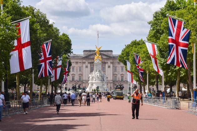 July 28, 2025, London, England, United Kingdom: Workers install a stage at the Victoria Memorial ahead of the celebrations. The England women s national football team, known as the Lionesses, have beaten Spain to wih the Euro 2025 championship, and will celebrate with a procession along The Mall and in front of Buckingham Palace. London United Kingdom - ZUMAv130 20250728_zip_v130_011 Copyright: xVukxValcicx