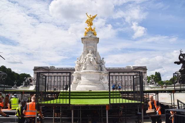 July 28, 2025, London, England, United Kingdom: Workers install a stage at the Victoria Memorial ahead of the celebrations. The England women s national football team, known as the Lionesses, have beaten Spain to wih the Euro 2025 championship, and will celebrate with a procession along The Mall and in front of Buckingham Palace. London United Kingdom - ZUMAv130 20250728_zip_v130_012 Copyright: xVukxValcicx