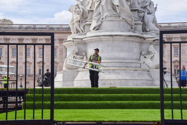 July 28, 2025, London, England, United Kingdom: Workers install a stage at the Victoria Memorial ahead of the celebrations. The England women s national football team, known as the Lionesses, have beaten Spain to wih the Euro 2025 championship, and will celebrate with a procession along The Mall and in front of Buckingham Palace. London United Kingdom - ZUMAv130 20250728_zip_v130_018 Copyright: xVukxValcicx