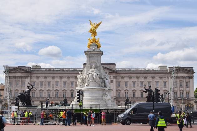 July 28, 2025, London, England, United Kingdom: Workers install a stage at the Victoria Memorial ahead of the celebrations. The England women s national football team, known as the Lionesses, have beaten Spain to wih the Euro 2025 championship, and will celebrate with a procession along The Mall and in front of Buckingham Palace. London United Kingdom - ZUMAv130 20250728_zip_v130_021 Copyright: xVukxValcicx