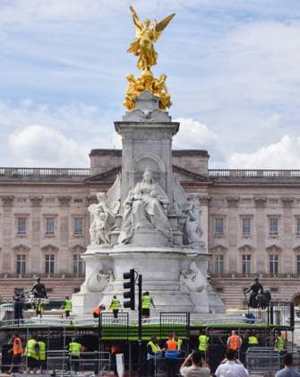 July 28, 2025, London, England, United Kingdom: Workers install a stage at the Victoria Memorial ahead of the celebrations. The England women s national football team, known as the Lionesses, have beaten Spain to wih the Euro 2025 championship, and will celebrate with a procession along The Mall and in front of Buckingham Palace. London United Kingdom - ZUMAv130 20250728_zip_v130_023 Copyright: xVukxValcicx
