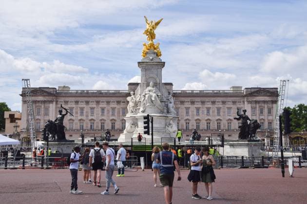 July 28, 2025, London, England, United Kingdom: Workers install a stage at the Victoria Memorial ahead of the celebrations. The England women s national football team, known as the Lionesses, have beaten Spain to wih the Euro 2025 championship, and will celebrate with a procession along The Mall and in front of Buckingham Palace. London United Kingdom - ZUMAv130 20250728_zip_v130_024 Copyright: xVukxValcicx