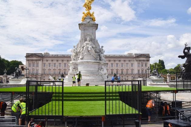 July 28, 2025, London, England, United Kingdom: Workers install a stage at the Victoria Memorial ahead of the celebrations. The England women s national football team, known as the Lionesses, have beaten Spain to wih the Euro 2025 championship, and will celebrate with a procession along The Mall and in front of Buckingham Palace. London United Kingdom - ZUMAv130 20250728_zip_v130_032 Copyright: xVukxValcicx