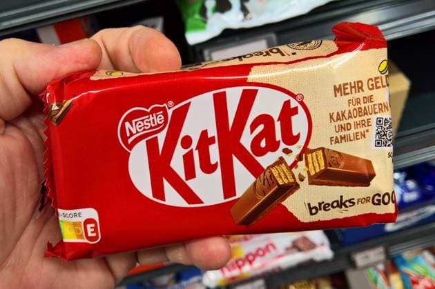 Nestle KitKat, Schokoriegel. Kit Kat ist ein von Nestle vertriebener und seit 1975 auf dem deutschen Markt erhältlicher Schokoladenriegel mit Waffelfüllung. Der ursprüngliche Hersteller Rowntrees wurde 1988 von Nestle übernommen *** Nestle KitKat, chocolate bar Kit Kat is a chocolate bar with wafer filling distributed by Nestle and available on the German market since 1975 The original manufacturer Rowntrees was taken over by Nestle in 1988