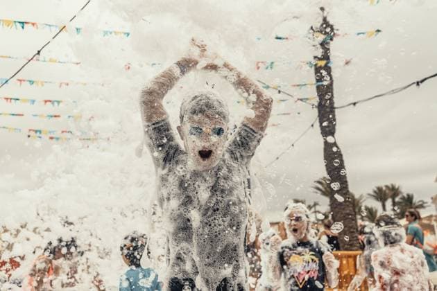 Bilder des Jahres 2025, News 07 Juli July 28, 2025, Fornells, Balearic Islands, Spain: Children get covered in foam as they participate in a foam party looking for some refreshment during the traditional Sant Antoni Festival in Fornells Fornells Spain - ZUMAo105 20250728_fap_o105_013 Copyright: xMatthiasxOesterlex