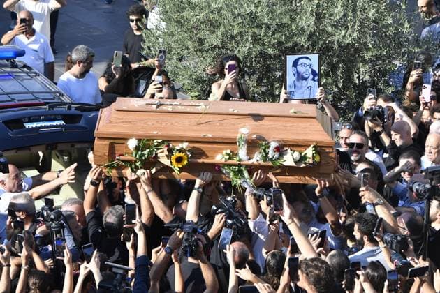 Bilder des Jahres 2025, Entertainment 07 Juli Lebanese icon Fairuz bids farewell to her son Ziad Rahbani at funeral in Bikfaya BIKFAYA, LEBANON – JULY 28: Mourners carry the coffin of Lebanese playwright and musician Ziad Rahbani through a crowd of supporters and media during his funeral procession outside Rikad al-Sayyida Church in Bikfaya, Lebanon, on July 28, 2025. Rahbani, the son of legendary singer Fairuz, passed away at the age of 69 and was remembered with widespread public grief and admiration. Houssam Shbaro Anadolu Bikfaya Lebanon. Editorial use only. Please get in touch for any other usage.  Copyright: x2025xAnadoluxHoussamxShbarox