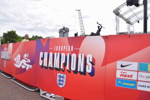 July 28, 2025, London, England, United Kingdom: Workers build the stage at the Victoria Memorial ahead of the celebrations. The England women s national football team, known as the Lionesses, beat Spain to wih the Euro 2025 championship, and will celebrate with a procession along The Mall and in front of Buckingham Palace. London United Kingdom - ZUMAv130 20250728_zip_v130_039 Copyright: xVukxValcicx