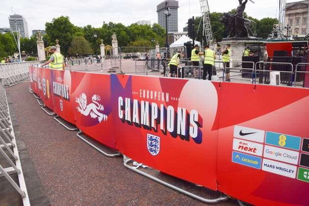 July 28, 2025, London, England, United Kingdom: Workers build the stage at the Victoria Memorial ahead of the celebrations. The England women s national football team, known as the Lionesses, beat Spain to wih the Euro 2025 championship, and will celebrate with a procession along The Mall and in front of Buckingham Palace. London United Kingdom - ZUMAv130 20250728_zip_v130_041 Copyright: xVukxValcicx
