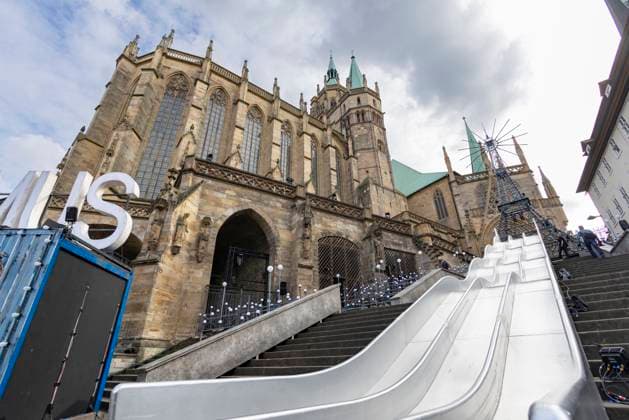 Domstufen Festspiele Erfurt 2025 28072025 - Eine 23 Meter lange Rutsche ist Bestandteil der Domstufen Festspiele in Erfurt in Thueringen. Die Kombination aus drei Rutschen ueberwindet ein Hoehengefaelle von etwa 8,5 Metern binnen sieben Sekunden und ist damit Teil der Inszenierung der Oper La Boheme. Die Inszenierung stammt von Matthew Ferraro. Erfurt Domplatz Thueringen Deutschland *** Domstufen Festspiele Erfurt 2025 28072025 A 23 meter long slide is part of the Domstufen Festspiele in Erfurt in Thuringia The combination of three slides overcomes a height drop of around 8.5 meters within seven seconds and is thus part of the production of the opera La Boheme The production is by Matthew Ferraro Erfurt Domplatz Thueringen Germany 280725_ppb-2