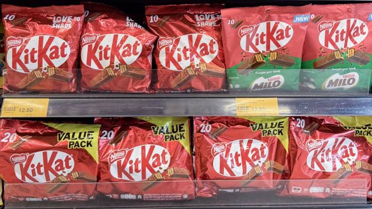 KitKat-Schokoladentafeln in einem Supermarkt in Penang mit verschiedenen Verpackungen und Geschmacksrichtungen Penang, Malaysia ? April 17, 2025: A shelf filled with different KitKat chocolate bars, including value packs and limited edition flavors, in a local store. (License=RM) Copyright: xZoonar.com ElenaxKozlovax 23793052