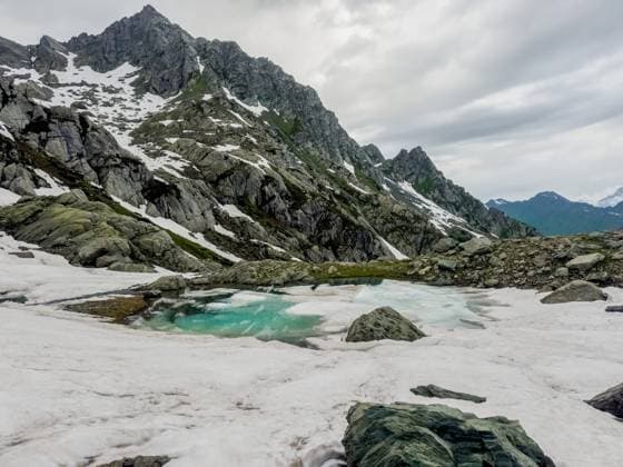 Creative Highlights World Gletschersee, reiner weißer Schnee und Steine in den Bergen Gletschersee, reiner weißer Schnee und Steine in den Bergen (License=RF) Copyright: xZoonar.com StanislavxSablinx 23798061