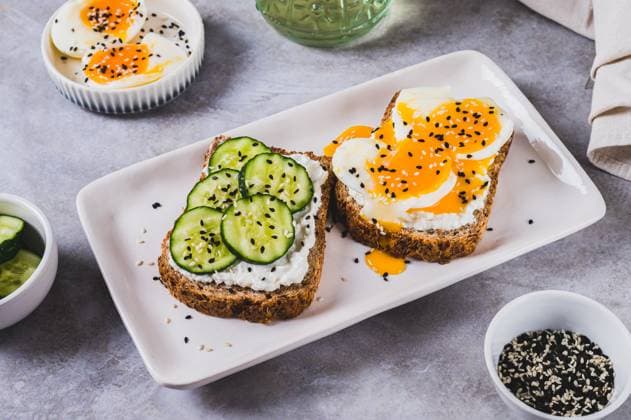 Müslibrot mit Hüttenkäse, gekochtem Ei und Gurke auf einem Teller auf dem Tisch Müslibrot mit Hüttenkäse, gekochtem Ei und Gurke auf einem Teller auf dem Tisch (License=RF) Copyright: xZoonar.com ElenaxRuix 23798461