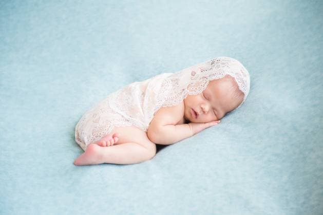 Creative Highlights Symbolbilder Neugeborenes Baby schlafend in weißer Spitze auf hellblauem Hintergrund Newborn baby sleeping in white lace on light blue background (License=RF) ,model released, Symbolfoto Copyright: xZoonar.com IrinaxPavlovax 23800356 ,model released, Symbolfoto ,property released