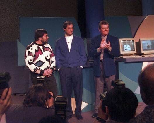 IMAGO History, 250 Jahre USA, Digitales Zeitalter: Entwicklung des Internets und Aufstieg von Silicon Valley Steve Jobs Jan. 7, 1997 - San Fransico, CA, USA - In this January 7, 1997 file photograph, Steve Wozniak, from left, Steve Jobs and Gil Amelio stand at the end of the keynote address by Amelio, in San Francisco. Copyright: xRichardxWisdomx