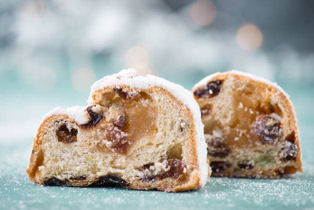Christstollen, traditioneller Weihnachtsstollen mit Nüssen, Rosinen, Marzipan und Gewürzen, Zimt und Sternanis *** Christmas stollen, Traditional Christmas stollen with Nuts, Raisins, Marzipan and Spices, Cinnamon and Star anise 1133602142