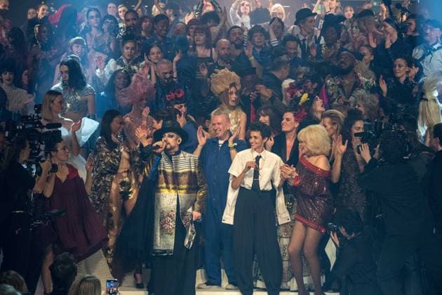 Catherine Ringer, Winnie Harlow , Karlie Kloss, Anna Cleveland, Cristina Cordula, Boy George, Jean-Paul Gaultier, Suzanne Von Aichinger, Farida Khelfa, Estelle Lefébure, Kiddy Smile et Amanda Lear lors du dernier défilé de mode Haute-Couture printemps-été 2020 Jean-Paul Gaultier au théâtre du Châtelet à Paris, France, le 22 janvier 2020. Communiqué de presse envoyé vendredi 17 janvier par la maison Jean Paul Gaultier signé du couturier lui-même, il précisait : Le 22 janvier 2020, je fêterai mes 50 ans de carrière dans la mode avec un grand défilé-show Haute Couture, au Théâtre du Chatelet. Ce sera aussi mon dernier défilé . Celebs during the runway of the Jean-Paul Gaultier Haute Couture Spring Summer 2020 show as part of Paris Fashion W  Copyright: xAgencex xBestimagexAgencex xBestimagex