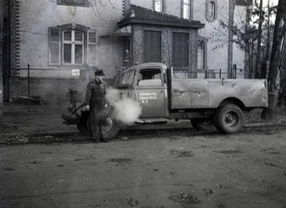 Lieferwagen GER,20200227, Aufnahme ca.1920, Lastwagen mit Holzvergaser *** Delivery van GER,20200227, photo ca. 1920, truck with wood carburetor