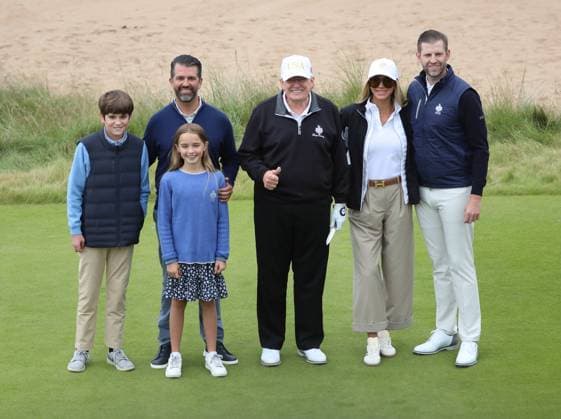 News Bilder des Tages L-R Spencer Trump, Chloe Trump, Donald Trump Jr, American President Donald Trump, Lara Trump and Eric Trump at The New Course at Trump International Links, Aberdeen in Scotland on Tuesday, July 29, 2025. Trump is on a four day visit to Scotland where he will be playing golf and meeting International leaders for trade discussions.  LON2025072916 HUGOxPHILPOTT  imago images 1064572484 IMAGO HUGOxPHILPOTT