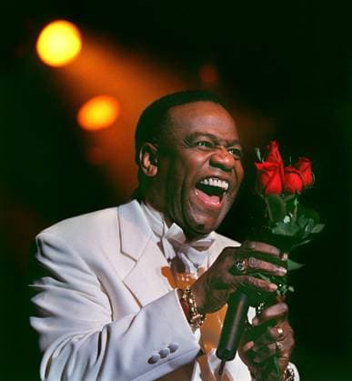 Sacramento Bee Image Archive R 7B and soul legend Al Green greets the crowd at Sacramento s Memorial Auditorium with an abundance of energy before throwing roses to the crowd during his performance Sunday night 4 16 00.(Sacramento Bee Chris Crewell) ZUMA Press Sacramento CA USA Copyright: xCHRISxCREWELLx