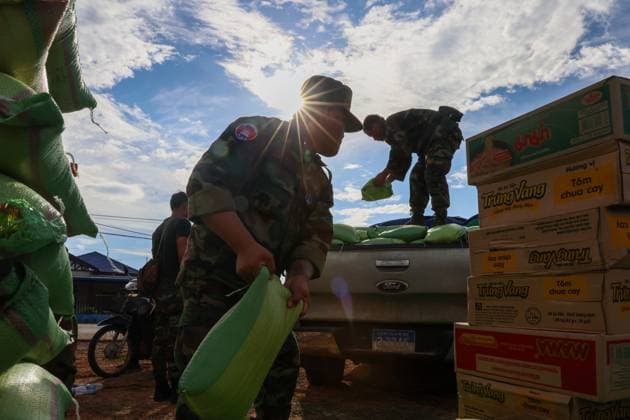 Bilder des Jahres 2025, News 07 Juli Life in Cambodia following ceasefire with Thailand ODDAR MEANCHEY, CAMBODIA - JULY 29: Cambodian soldiers are seen moving supplies donated by monks onto their vehicle, following the conclusion of a ceasefire deal between Cambodia and Thailand, in Oddar Meanchey, Cambodia, on July 29, 2025. Daniel Ceng Anadolu Oddar Meanchey Cambodia. Editorial use only. Please get in touch for any other usage.  Copyright: x2025xAnadoluxDanielxCengx