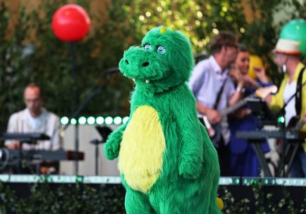 Entertainment Bilder des Tages STOCKHOLM, SVERIGE 20250729 Bollimompadraken värmer upp publiken inför Allsang pa Skansen pa tisdagskvällen. STOCKHOLM SVERIGE x12150x *** STOCKHOLM, SWEDEN 20250729 Bollimompadraken warms up the audience for Allsang pa Skansen on Tuesday evening STOCKHOLM SWEDEN x12150x  Copyright: xCaisaxRasmussen TTx ALLSANG PA SKANSEN 2025 R6X2S5Nehjo