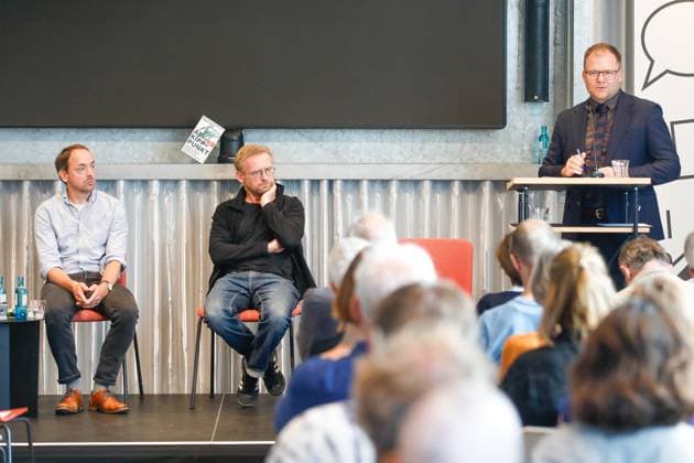 Buchpremiere von Am Kippunkt. Wo das Klima zu kollabieren droht und wie wir uns noch retten können von Toralf Staud und Benjamin von Brackel Berlin, 29.7.2025 Benjamin von Brackel, Toralf Staud und Carsten Schneider bei der Buchpremiere von Am Kippunkt. Wo das Klima zu kollabieren droht und wie wir uns noch retten können in Berlin Berlin Copyright: xMatthiasxGränzdörferx