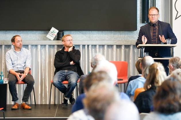 Buchpremiere von Am Kippunkt. Wo das Klima zu kollabieren droht und wie wir uns noch retten können von Toralf Staud und Benjamin von Brackel Berlin, 29.7.2025 Benjamin von Brackel, Toralf Staud und Carsten Schneider bei der Buchpremiere von Am Kippunkt. Wo das Klima zu kollabieren droht und wie wir uns noch retten können in Berlin Berlin Copyright: xMatthiasxGränzdörferx