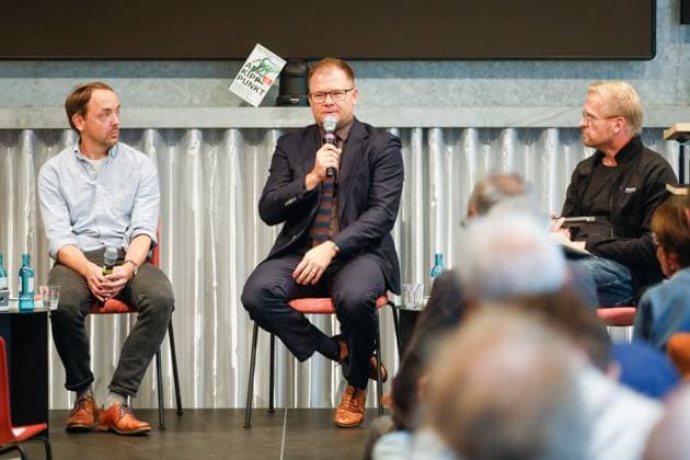 Buchpremiere von Am Kippunkt. Wo das Klima zu kollabieren droht und wie wir uns noch retten können von Toralf Staud und Benjamin von Brackel Berlin, 29.7.2025 Benjamin von Brackel, Toralf Staud und Carsten Schneider bei der Buchpremiere von Am Kippunkt. Wo das Klima zu kollabieren droht und wie wir uns noch retten können in Berlin Berlin Copyright: xMatthiasxGränzdörferx